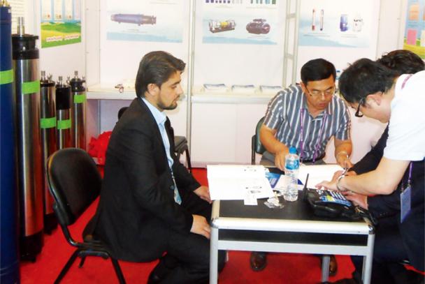 Negotiation with foreign businessmen at Canton Fair